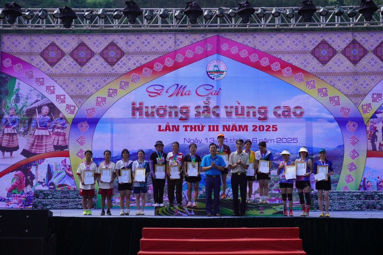 Trao thưởng cho các cá nhân xuất sắc - Ảnh Truyền Hình Simacai 