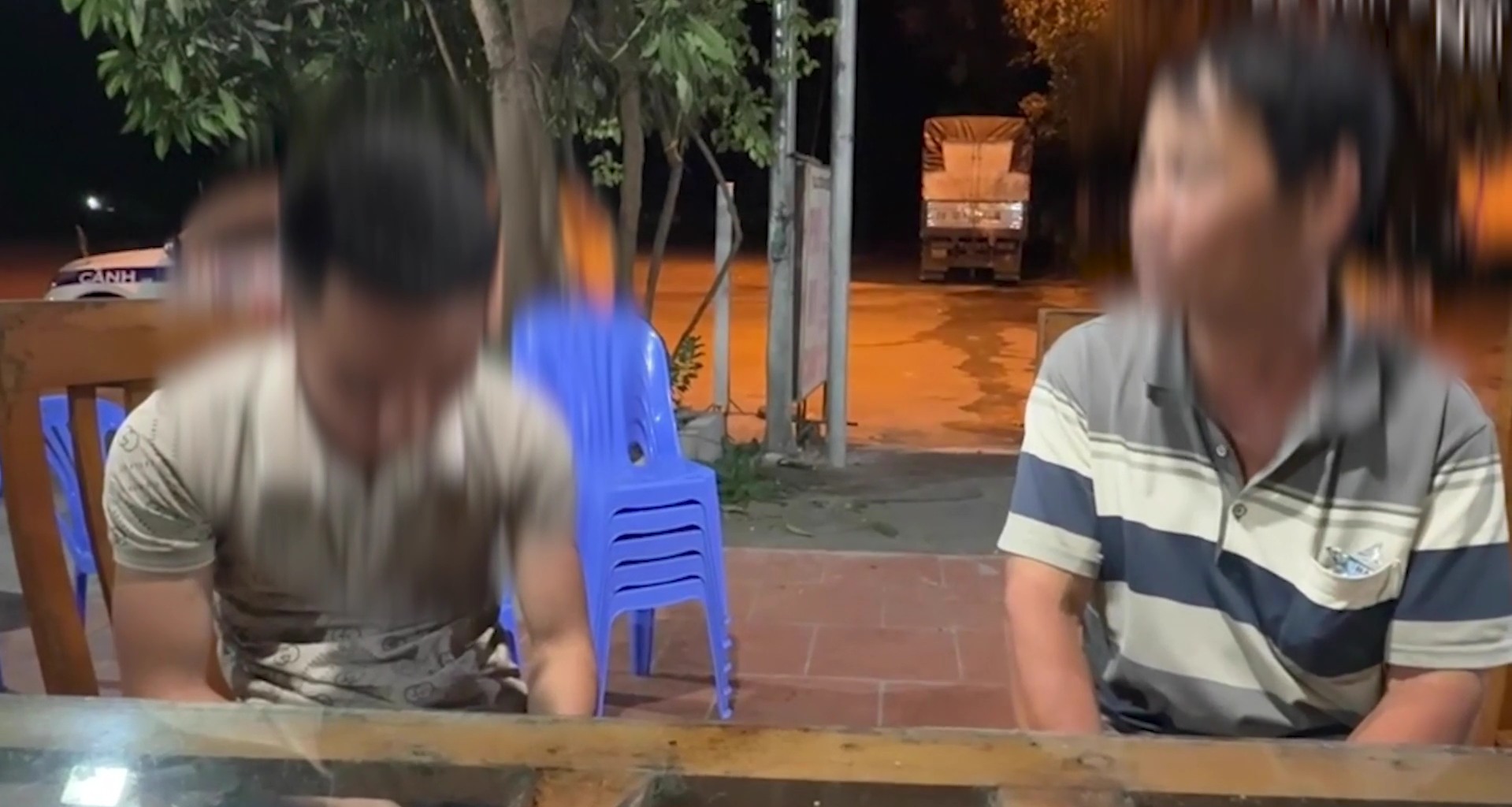 Nam thanh niên Lào Cai bỏ nhà đi tìm việc, lạc 2 ngày trên cao tốc như phim 2 Nam thanh niên lạc suốt hai ngày trên cao tốc .