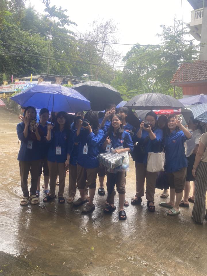 Xúc Động Giữa Mưa: Chiến Sĩ Áo Xanh Ướt Sũng Vẫn Cười, Tiếp Sức Cho 2K7 Vượt Vũ Môn! 4 Cảm ơn các bạn tình nguyện viên, những người hùng thầm lặng, đã góp phần viết nên mùa thi đầy nhân văn và yêu thương