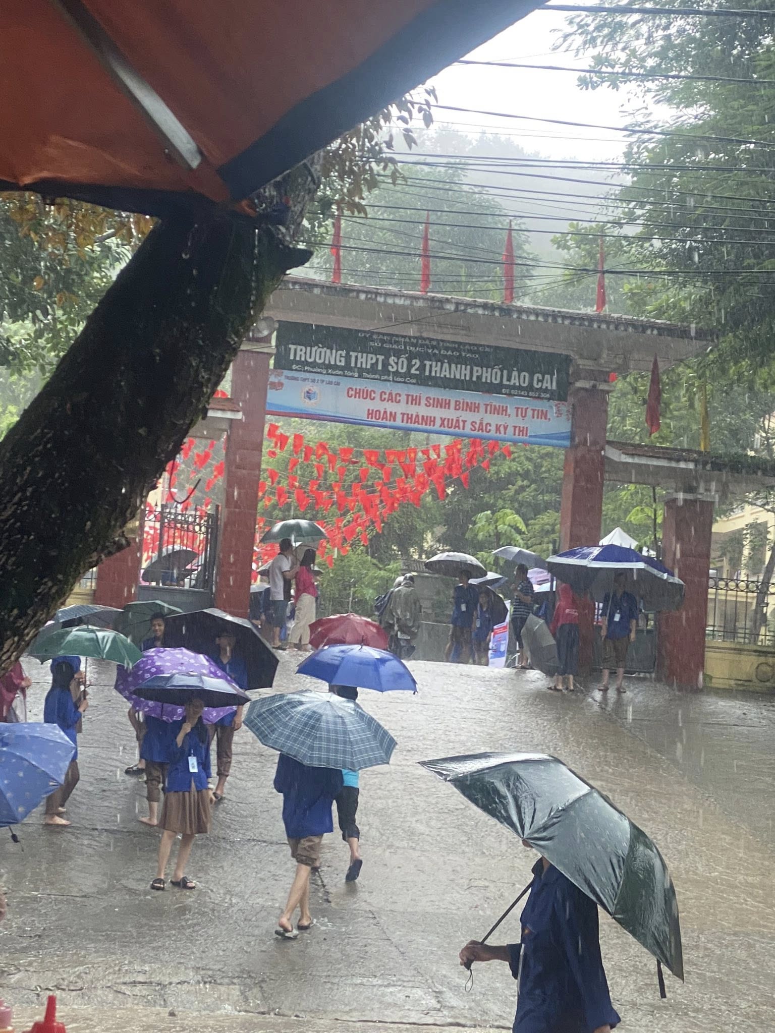 Xúc Động Giữa Mưa: Chiến Sĩ Áo Xanh Ướt Sũng Vẫn Cười, Tiếp Sức Cho 2K7 Vượt Vũ Môn! 2 Có bạn thấy thí sinh đến muộn vội vã, liền chạy ngay ra tận nơi để đón xe, đưa thẳng lên sân trường