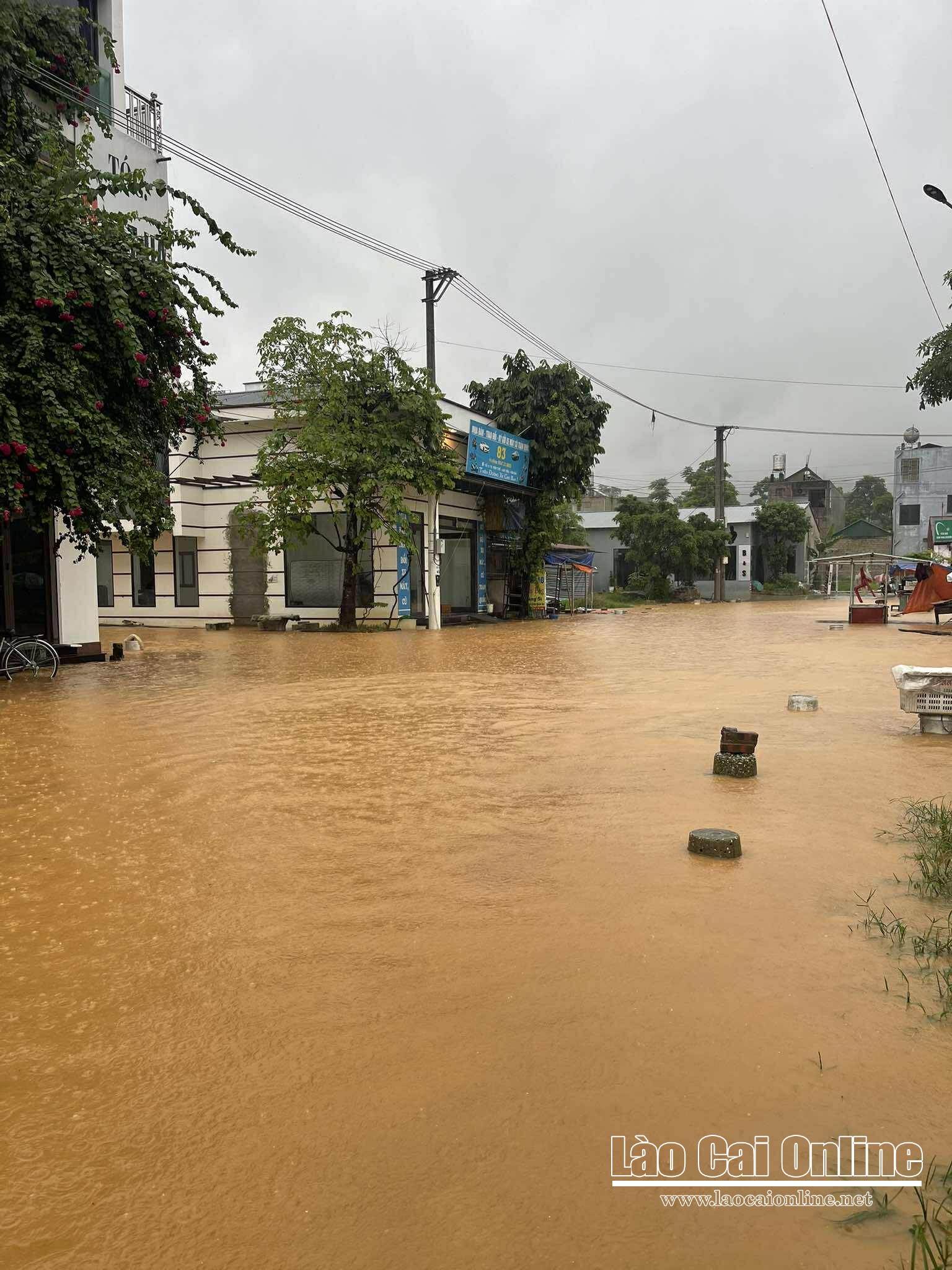 Mưa kéo dài gây ngập cục bộ, chia cắt nhiều tuyến đường tại Lục Yên 3 Lượng nước đổ về mạnh khiến khu vực thôn 10, xã Động Quan và gần bến xe thị trấn Yên Thế xảy ra ngập úng cục bộ. Ảnh: Đức Huấn
