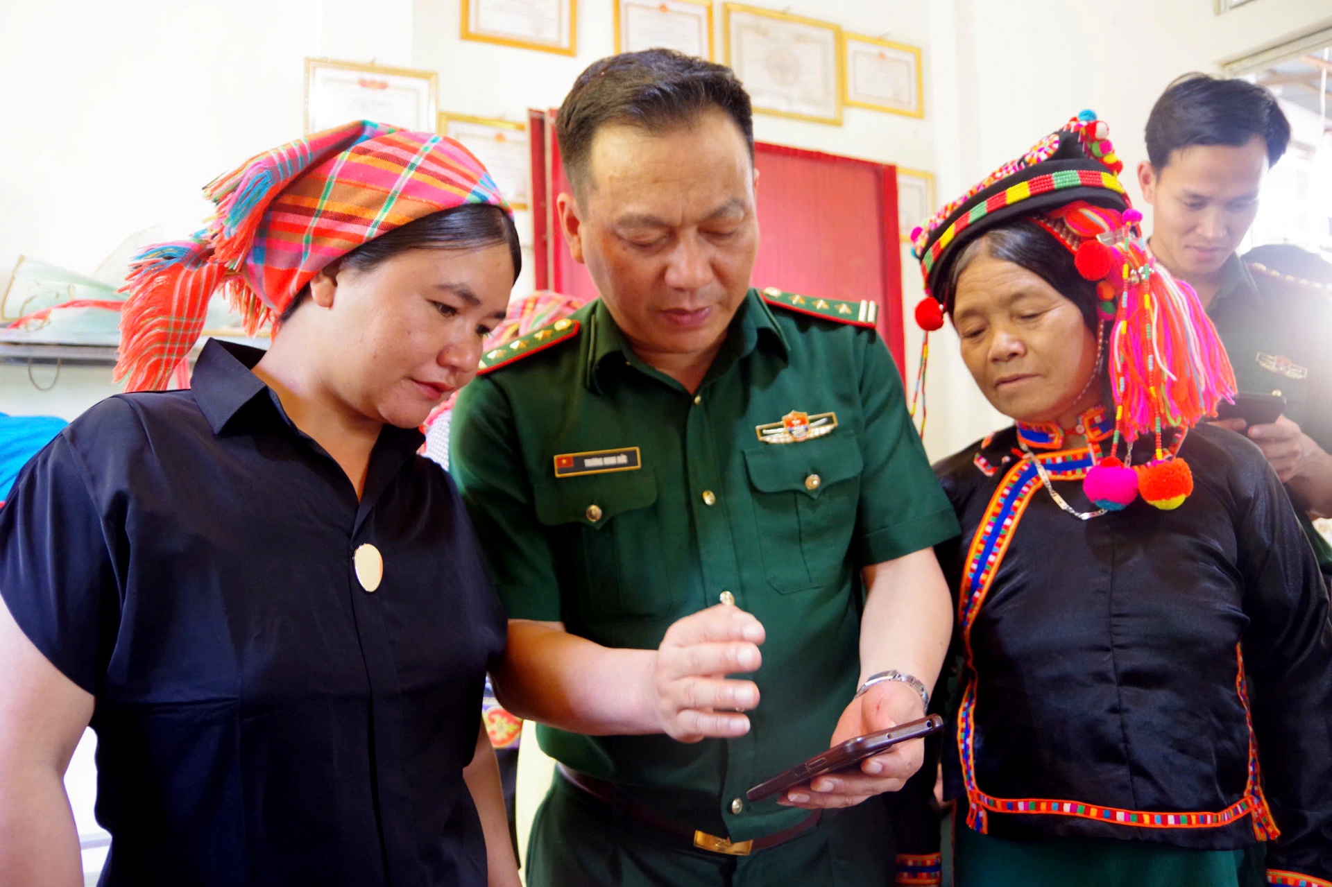 Thúc đẩy chuyển đổi số vùng biên: Tặng điện thoại, tập huấn sử dụng công nghệ tại Ka Lăng 1 Thúc đẩy chuyển đổi số vùng biên: Tặng điện thoại, tập huấn sử dụng công nghệ tại Ka Lăng - Ảnh Báo Lai Châu