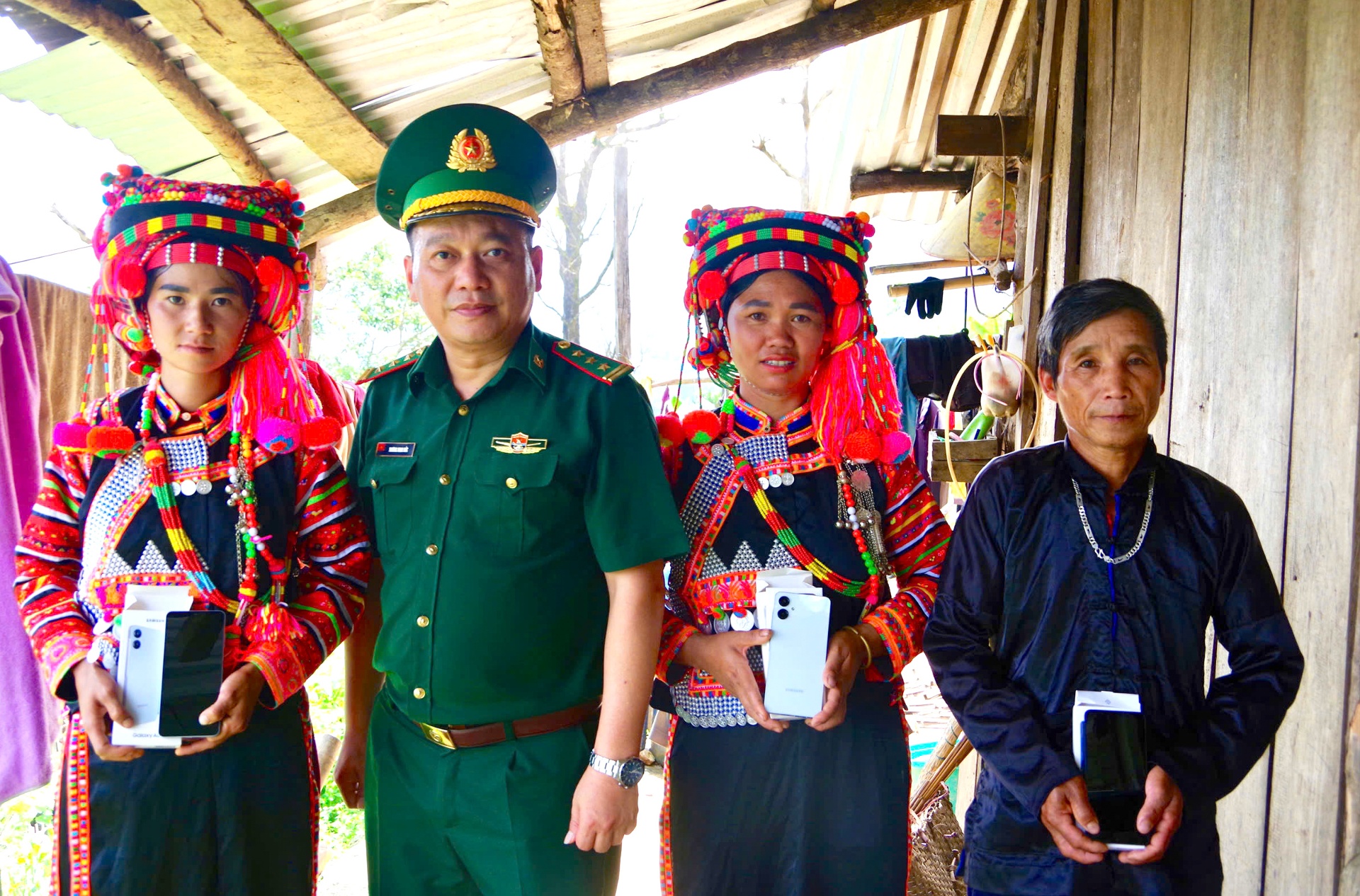 Thúc đẩy chuyển đổi số vùng biên: Tặng điện thoại, tập huấn sử dụng công nghệ tại Ka Lăng 2 Thượng tá Trương Minh Đức - Chỉ huy trưởng Bộ Chỉ huy BĐBP tỉnh tặng điện thoại thông minh cho người dân bản Ka Lăng. - Ảnh Báo Lai Châu