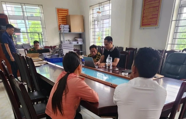 Anh Giàng Hồ và chị Cư Mủa trình báo về vụ "chặt chém" tại trụ sở Công an P.Mỹ Đình 2