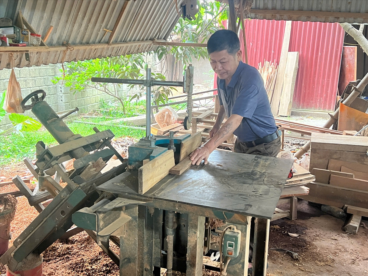 Lào Cai: Sức sống nghề mộc trong đời sống hiện đại 1 Anh Vũ Văn Hưng - chủ cơ sở chế biến đồ gỗ nội, ngoại thất ở thôn Đông Căm đang cắt, bào gỗ để sản xuất đồ gia dụng.