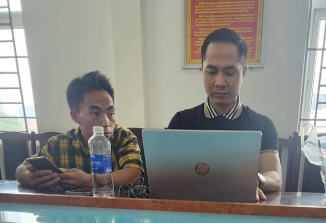Anh Xuân Trường (phải) hỗ trợ anh Giàng Hồ và chị Cư Mủa trình báo tại cơ quan chức năng