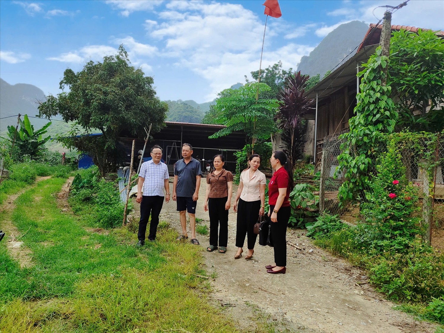 Thái Nguyên: Phát huy vai trò của Người có uy tín vùng đồng bào DTTS 3 Bà Lý Thị Trúc, sinh năm 1971, (đứng thứ 3 từ phải sang) người Cao Lan cùng trao đổi thông tin với lãnh đạo Phòng Dân tộc và Tôn giáo huyện Võ Nhai. (Ảnh Thảo Khánh)