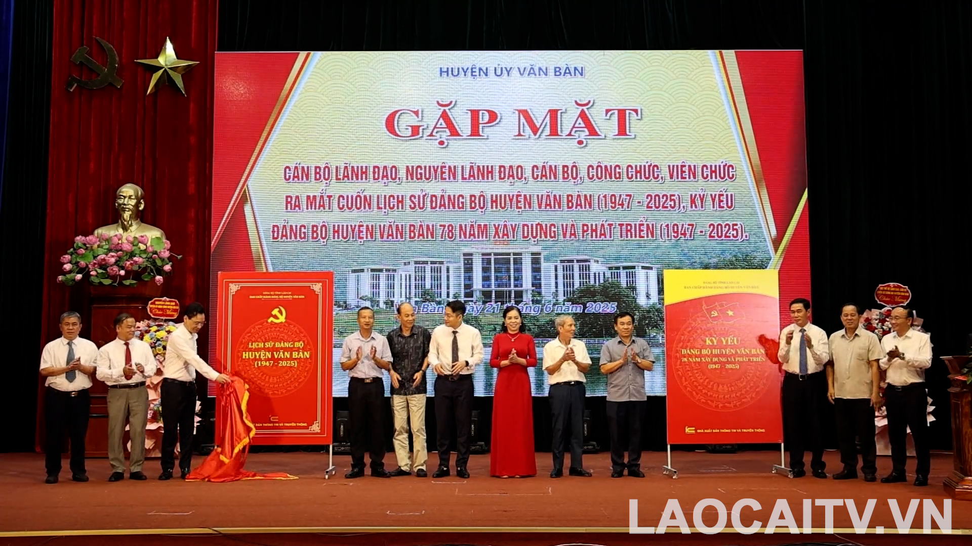 Văn Bàn ra mắt cuốn sách lịch sử Đảng bộ giai đoạn 1947 – 2025 3 Ban Chấp hành Đảng bộ huyện Văn Bàn ra mắt cuốn Lịch sử Đảng bộ huyện Văn Bàn giai đoạn 1947 – 2025 và cuốn Kỷ yếu Đảng bộ huyện Văn Bàn 78 năm xây dựng và phát triển giai đoạn 1947 - 2025. (Ảnh THLC)