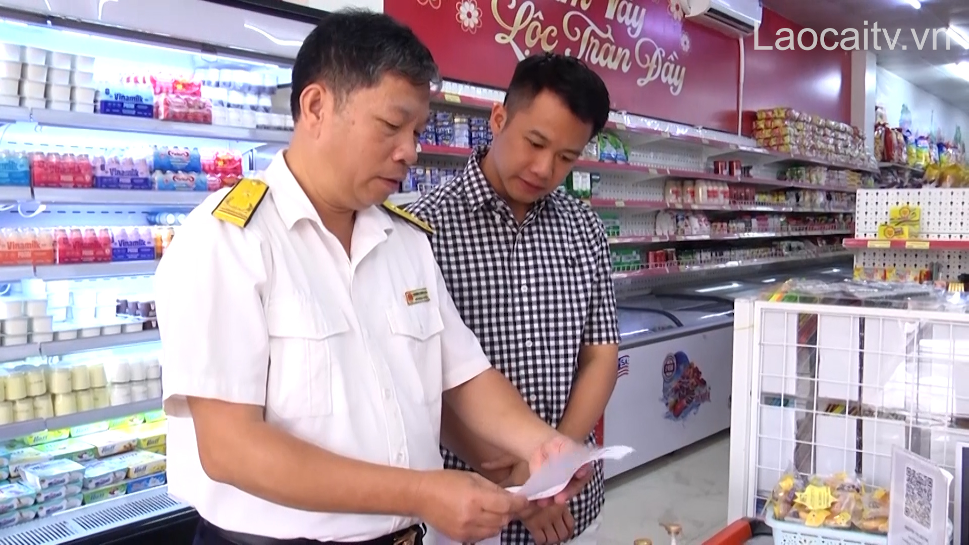 Yên Bái tháo gỡ khó khăn cho hộ kinh doanh trong triển khai hóa đơn điện tử 2 Các cán bộ Thuế đã đến trực tiếp để hướng dẫn các hộ kinh doanh (ảnh THLC )