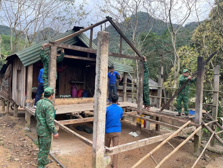 Quảng Trị: Hoàn thành xóa nhà tạm, nhà dột nát sớm 2 tháng 4 Các chiến sĩ Đồn BP Hướng Lập (huyện Hướng Hóa) xây nhà mới cho bà con vùng cao - Ảnh: VGP/MT