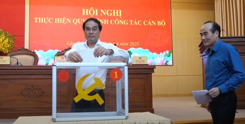 Lào Cai thống nhất giới thiệu bà Giàng Thị Dung giữ chức Phó Bí thư Tỉnh ủy nhiệm kỳ 2020–2025 2 Các đại biểu tiến hành bỏ phiếu giới thiệu nhân sự. (Ảnh Nguyễn Hải-Hữu Trường)