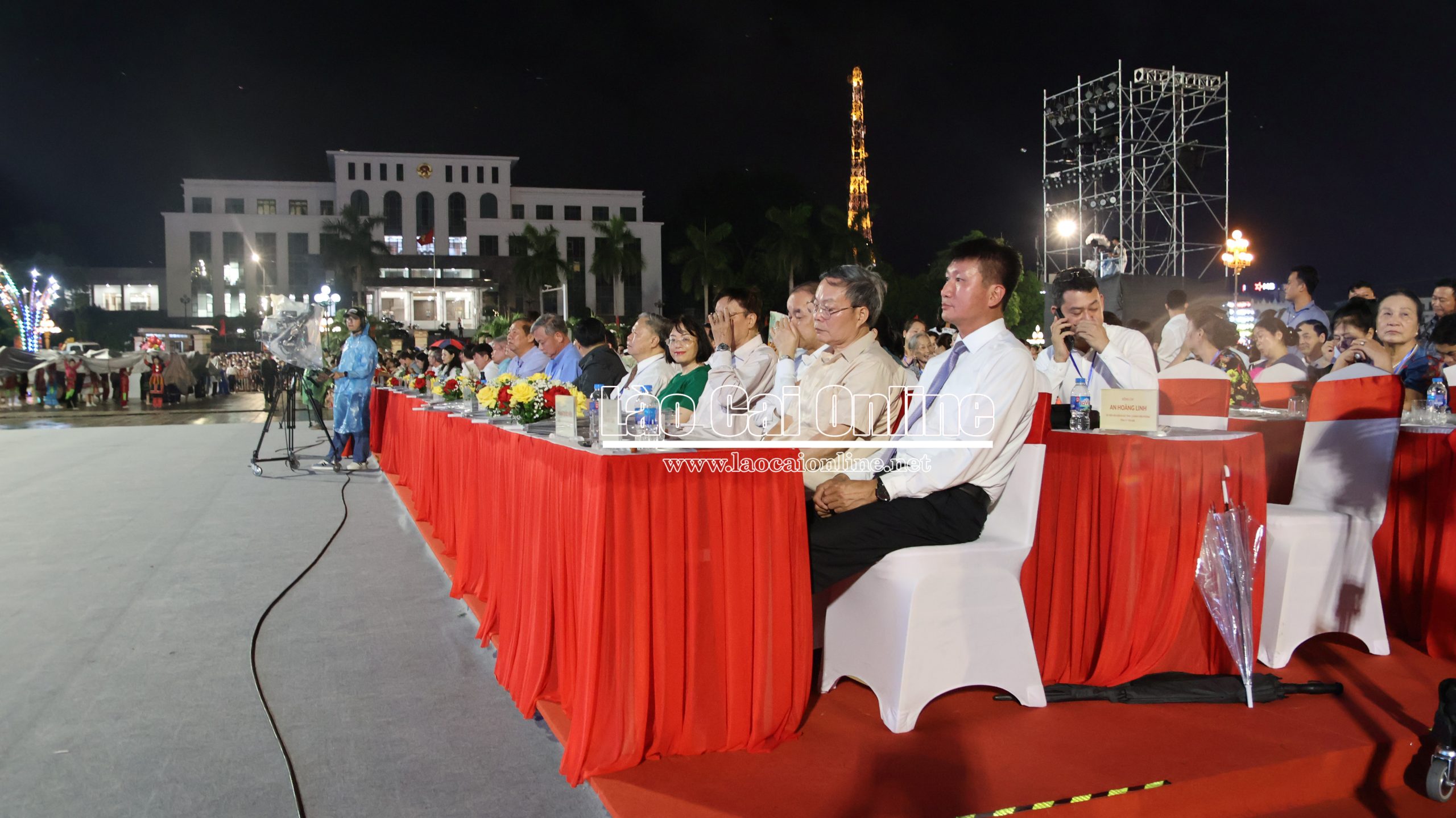Lãnh đạo Trung ương cùng các đồng chí lãnh đạo tỉnh Lào Cai và Yên Bái tham dự Chương trình nghệ thuật đặc biệt nhân kỷ niệm 80 năm Ngày thành lập Đảng bộ tỉnh Yên Bái (30/6/1945 – 30/6/2025), đồng thời chào mừng sự kiện thành lập tỉnh Lào Cai mới : Ảnh Du Kỷ.