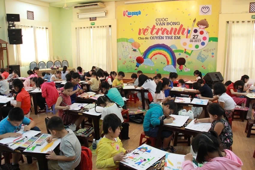 Cac hoc sinh den tu cac Nha thieu nhi quan huyen trong TP.HCM tham gia ve tranh ve Quyen tre em