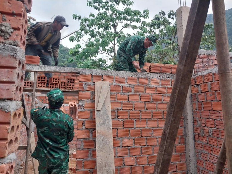 Quảng Trị: Hoàn thành xóa nhà tạm, nhà dột nát sớm 2 tháng 3 Các lực lượng vũ trang góp ngày công chung sức hoàn thành mục tiêu xóa nhà tạm - Ảnh: VGP/MT