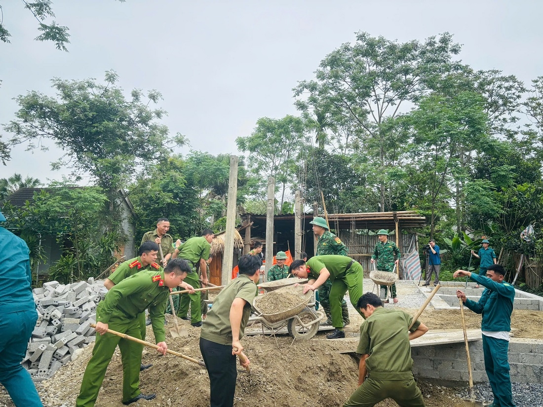 Hành trình nhân ái nơi những vùng đất khó Nghệ An 2 Các lực lượng vũ trang trên địa bàn xã Môn Sơn, huyện Con Cuông chung tay xoá nhà tạm, nhà dột nát trên địa bàn