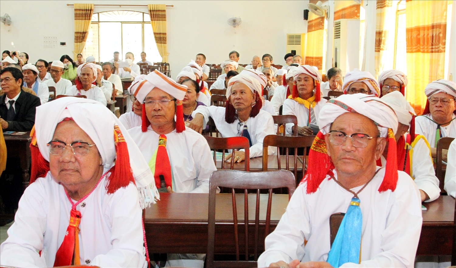 Ninh Thuận: Hội nghị tuyên truyền thực hiện pháp luật tín ngưỡng, tôn giáo năm 2025 3 Các vị chức sắc tôn giáo vùng đồng bào Chăm tham dự Hội nghị.