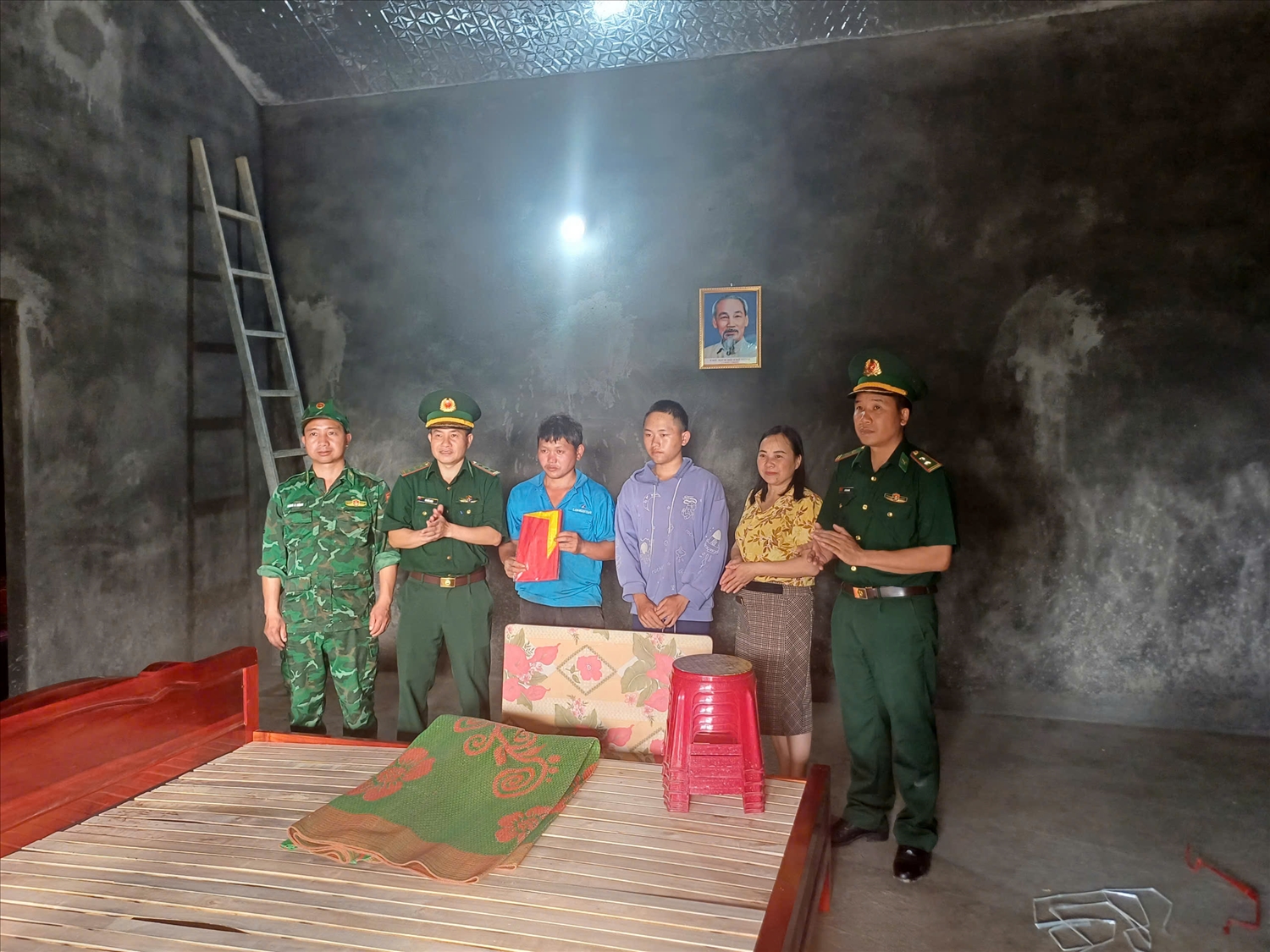 Bộ đội Biên phòng Lai Châu: "Vượt nắng thắng mưa" giúp Nhân dân biên giới xóa nhà tạm, nhà dột nát 3 Cán bộ, chiến sĩ Đồn Biên phòng Dào San trao quà gia đình Dì A Đinh, bản Hợp 2, xã Dào San trong ngày về nhà mới