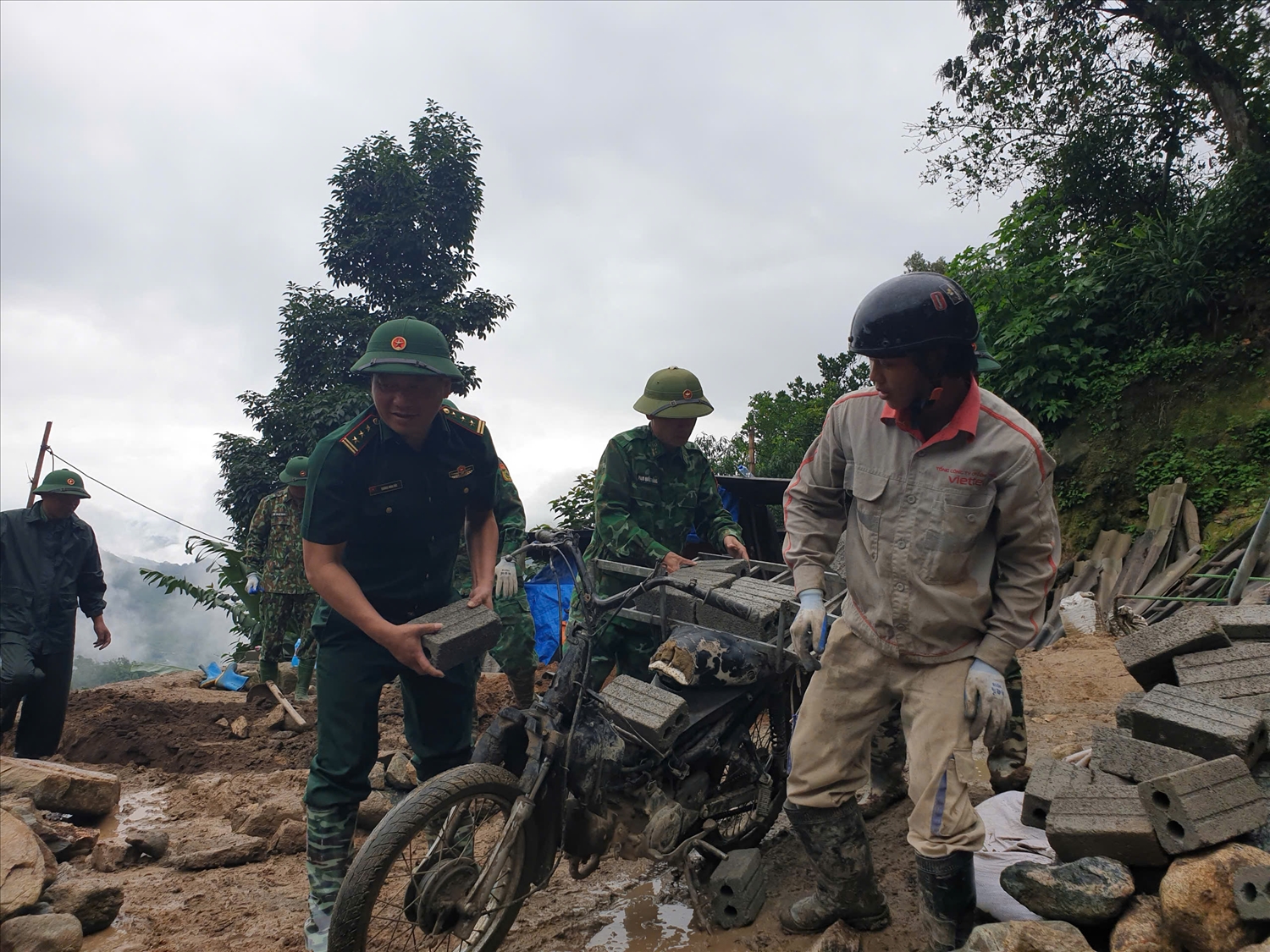 Bộ đội Biên phòng Lai Châu: "Vượt nắng thắng mưa" giúp Nhân dân biên giới xóa nhà tạm, nhà dột nát 1 Cán bộ, chiến sĩ Đồn Biên phòng Sì Lờ Lầu đã nhiều tuần liền ăn ở tại bản, cùng người dân dỡ nhà cũ, vận chuyển vật liệu