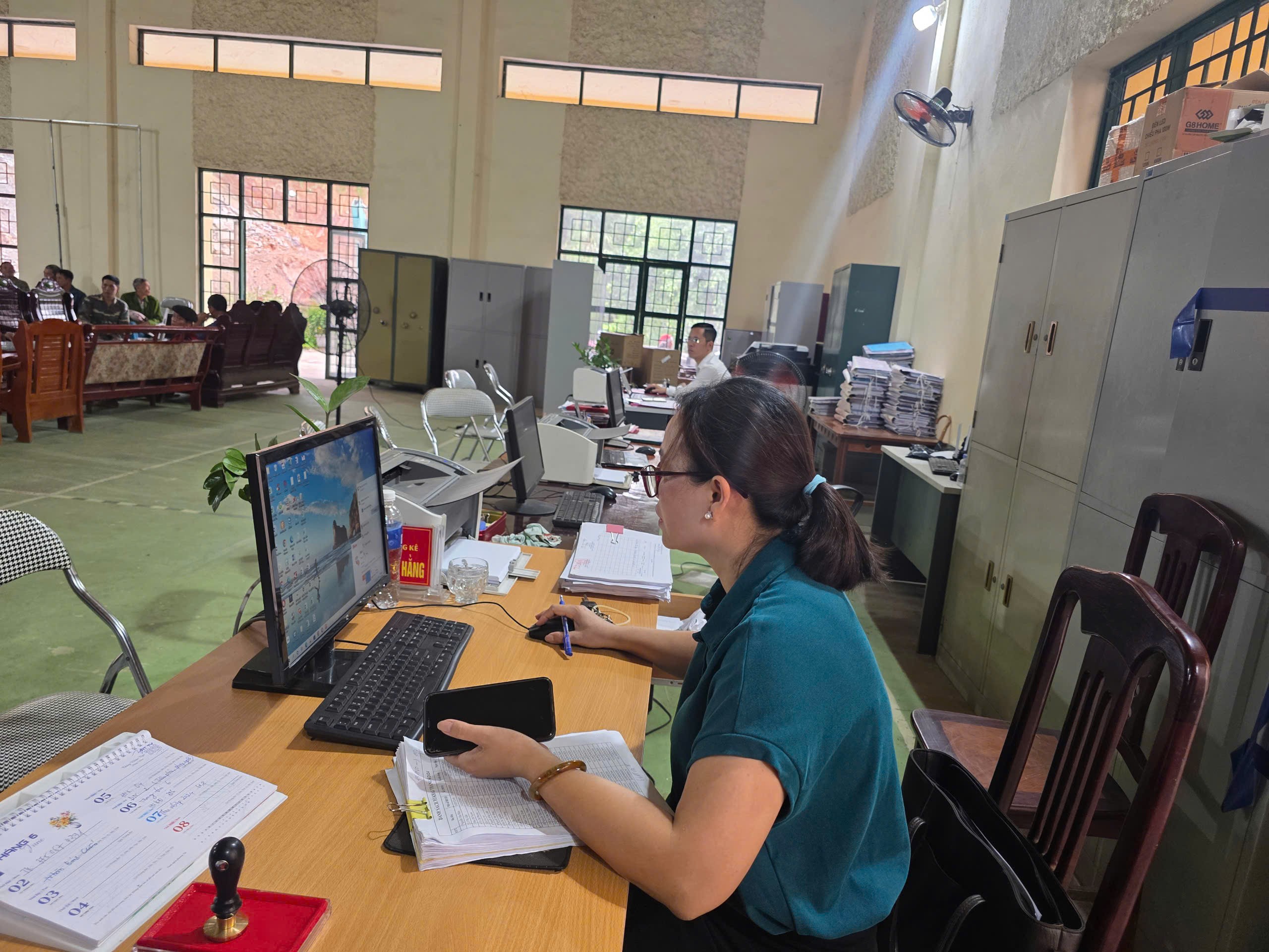 Gia Phú thử nghiệm mô hình chính quyền mới: Bước đi đầu tiên hướng tới hiện đại hóa bộ máy cơ sở 3 Cán bộ, công chức được bố trí làm việc tạm tại khu nhà hội trường.