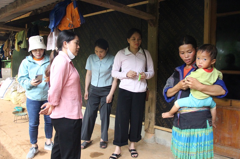 Mù Cang Chải tăng cường chăm sóc dinh dưỡng cho bà mẹ và trẻ em 2 Cán bộ y tế huyện và Trạm Y tế xã Mồ Dề kiểm tra chế độ dinh dưỡng cho bà mẹ nuôi con nhỏ tại bản Mý Háng (ảnh CTTĐT tỉnh Yên Bái )