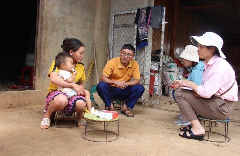Mù Cang Chải tăng cường chăm sóc dinh dưỡng cho bà mẹ và trẻ em 3 Cán bộ y tế xã Nậm Khắt kiểm tra sức khỏe trẻ thấp còi tại bản Nậm Khắt (ảnh CTTĐT tỉnh Yên Bái )