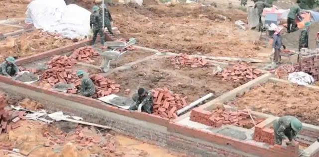 Khẩn trương thi công khu tái định cư Sàng Ma Sáo, Bát Xát: Sẵn sàng đón 60 hộ dân về nhà mới 2 Chiến sĩ Trung đoàn 174 (Sư đoàn 316) được điều động lên hỗ trợ, cùng với hàng trăm công nhân, kỹ sư bám công trường ngày đêm