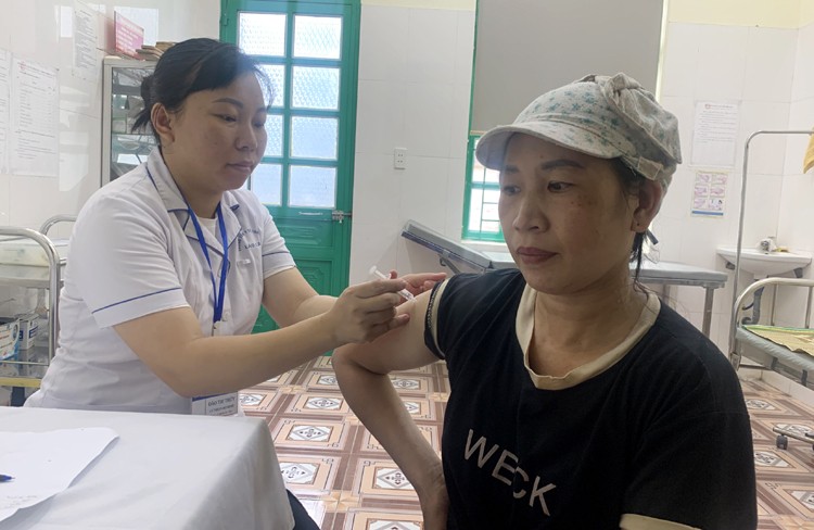 Gần 1.800 trường hợp phơi nhiễm bệnh dại trong 6 tháng đầu năm 2025 trên toàn tỉnh. 1 Chủ động tiêm vắc-xin khi bị chó, mèo cắn.