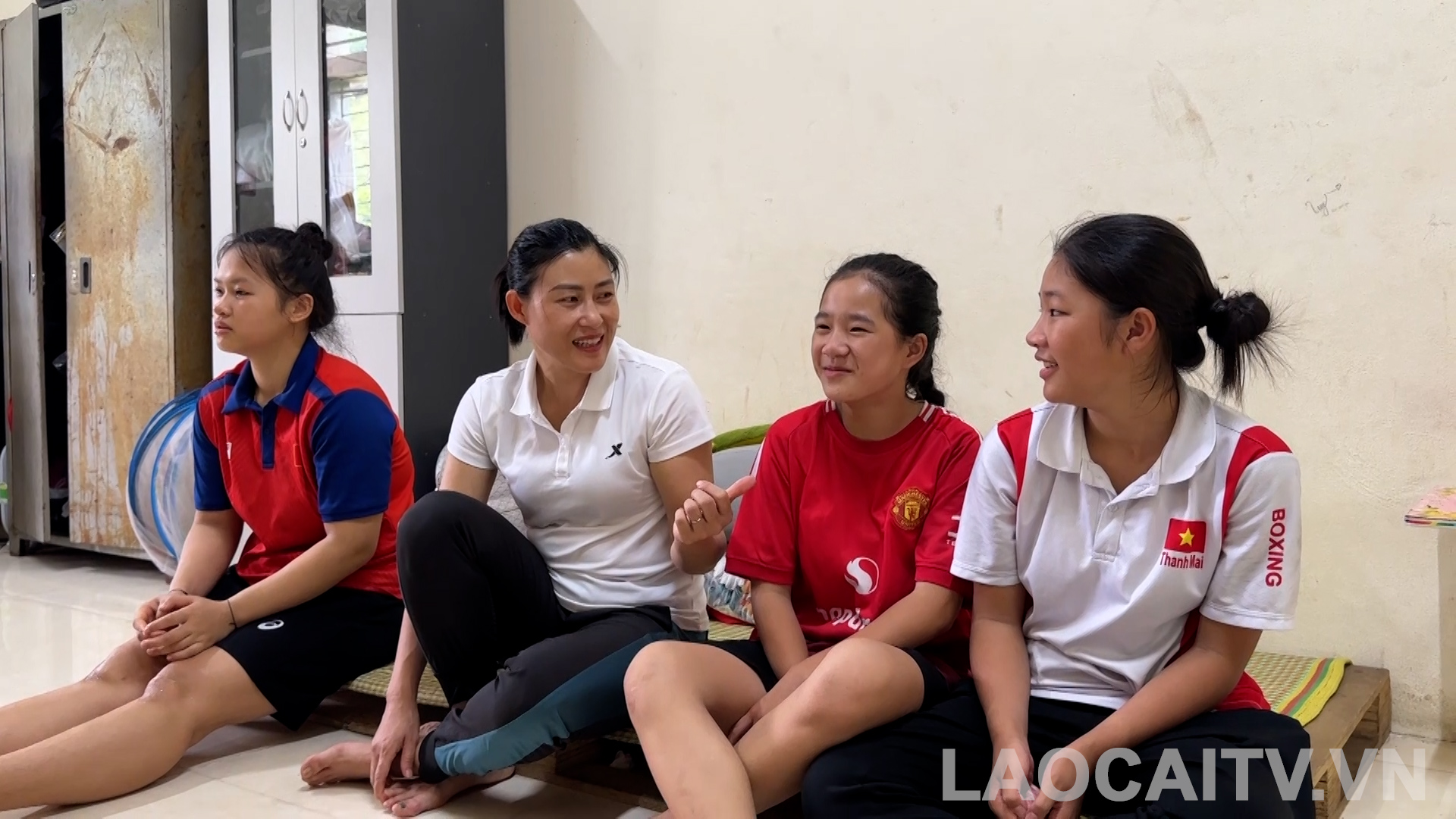 Huấn luyện viên Hoàng Thị Vân: Người thắp lửa đam mê boxing cho thể thao Lào Cai 3 Cô Vân thường xuyên động viên, thăm hỏi các VĐV xa nhà (ảnh THLC)