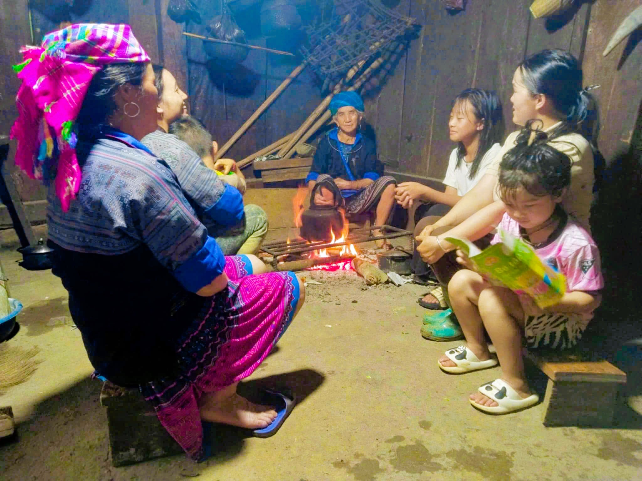 Giáo viên vùng cao Mù Cang Chải: Ngọn lửa thầm lặng giữ vững nền tảng tư tưởng giữa công cuộc cải cách hành chính 3 Cô giáo vùng cao Mù Cang Chải đến từng gia đình phụ huynh tuyên truyền về chủ trương sáp nhập (ảnh CTTĐT tỉnh Yên Bái )