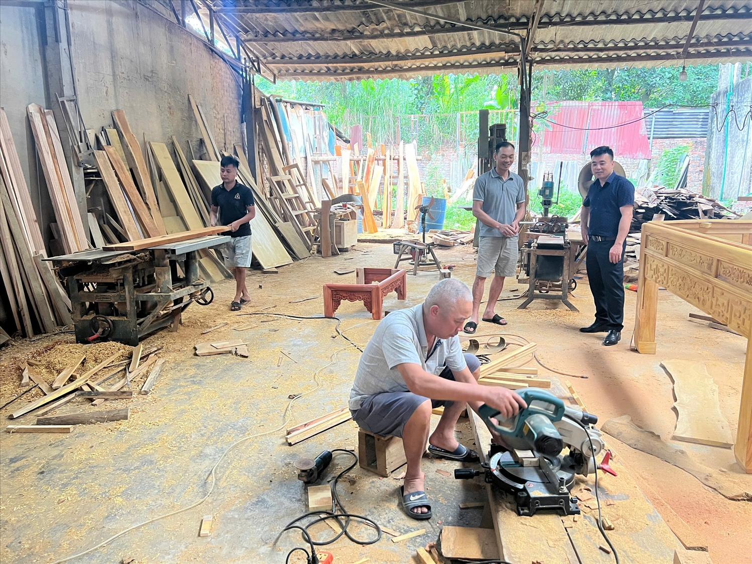 Lào Cai: Sức sống nghề mộc trong đời sống hiện đại 6 Cơ sở đồ thờ mỹ nghệ của gia đình anh Hiếu tạo việc làm thường xuyên cho 6-7 lao động địa phương