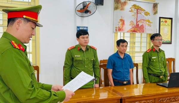 4 cựu cán bộ bị tuyên án vì sai phạm trong quản lý đất đai tại huyện Bảo Thắng 3 Công an Lào Cai bắt giữ Vũ Xuân Nghiêm.