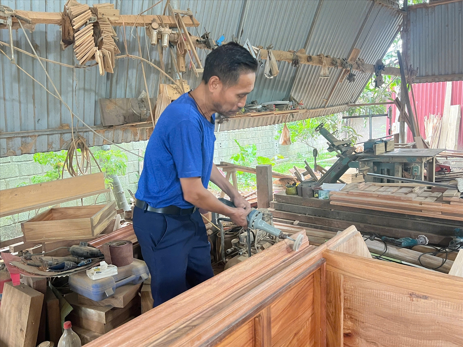 Lào Cai: Sức sống nghề mộc trong đời sống hiện đại 4 Công nhân làm tại cơ sở mộc của gia đình anh Hưng