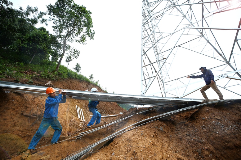 Tăng tốc đưa dự án đường dây 500kV Lào Cai-Vĩnh Yên về đích đúng hẹn 1 Công nhân thi công tại vị trí 88 (huyện Bảo Yên- Lào Cai) thuộc gói thầu số 2HH của dự án - Ảnh: Lê Tiên