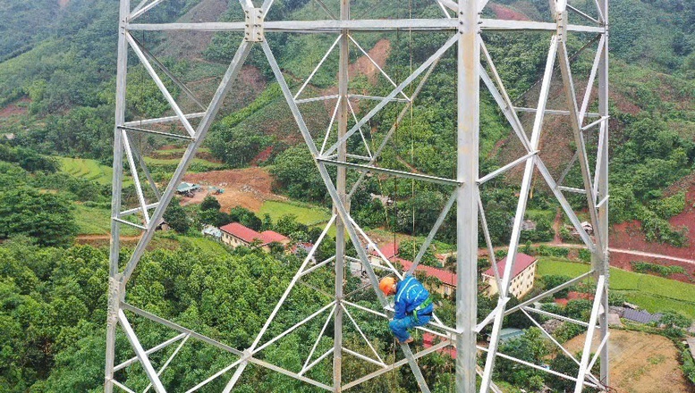 Tăng tốc đưa dự án đường dây 500kV Lào Cai-Vĩnh Yên về đích đúng hẹn 2 Công nhân treo mình trên cao để lắp dựng cột - Ảnh: Lê Tiên