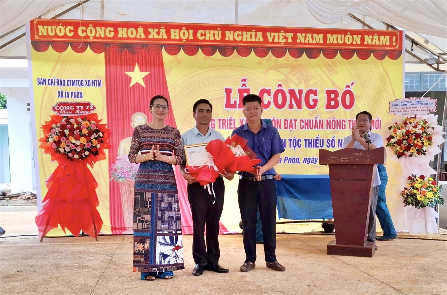 Gia Lai: Công bố làng Triêl đạt chuẩn nông thôn mới trong vùng đồng bào DTTS 1 Đai diện UBND huyện Đức Cơ trao Quyết định công nhận làng Triêl (xã Ia Pnôn) đạt chuẩn làng nông thôn mới năm 2024