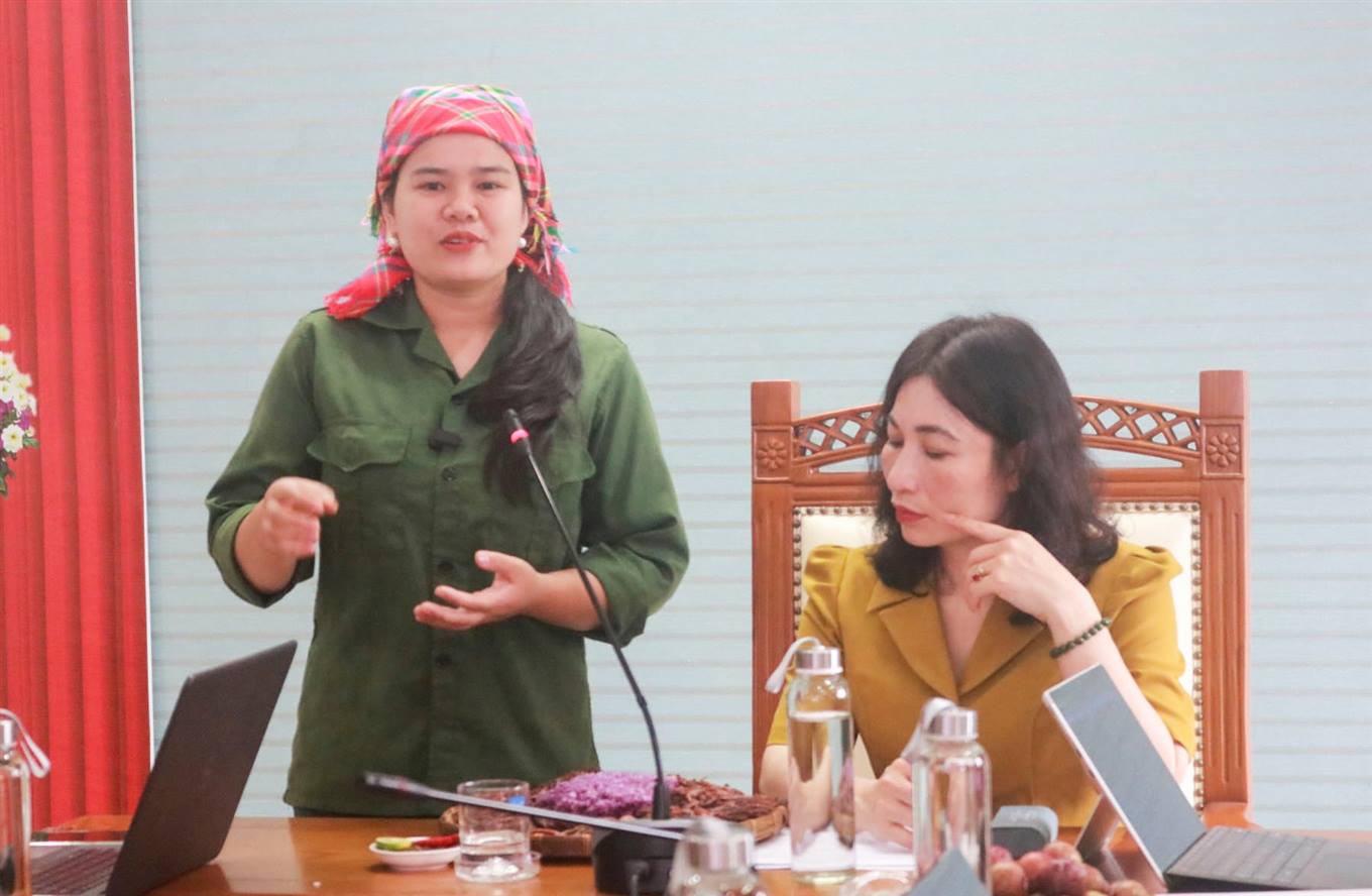Bát Xát bổ sung thêm 15 sản phẩm đạt chuẩn OCOP 3 sao năm 2024 3 Đại diện hộ kinh doanh Mai Tây Bắc giới thiệu sản phẩm tham gia đánh giá OCOP. (Ảnh Truyền Hình Bát Xát)