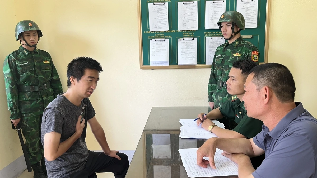 Lào Cai: Bắt giữ đối tượng người Trung Quốc dùng tiền giả đổi hàng chục triệu đồng 1 Đối tượng Bạch Dũng làm việc với cơ quan điều tra