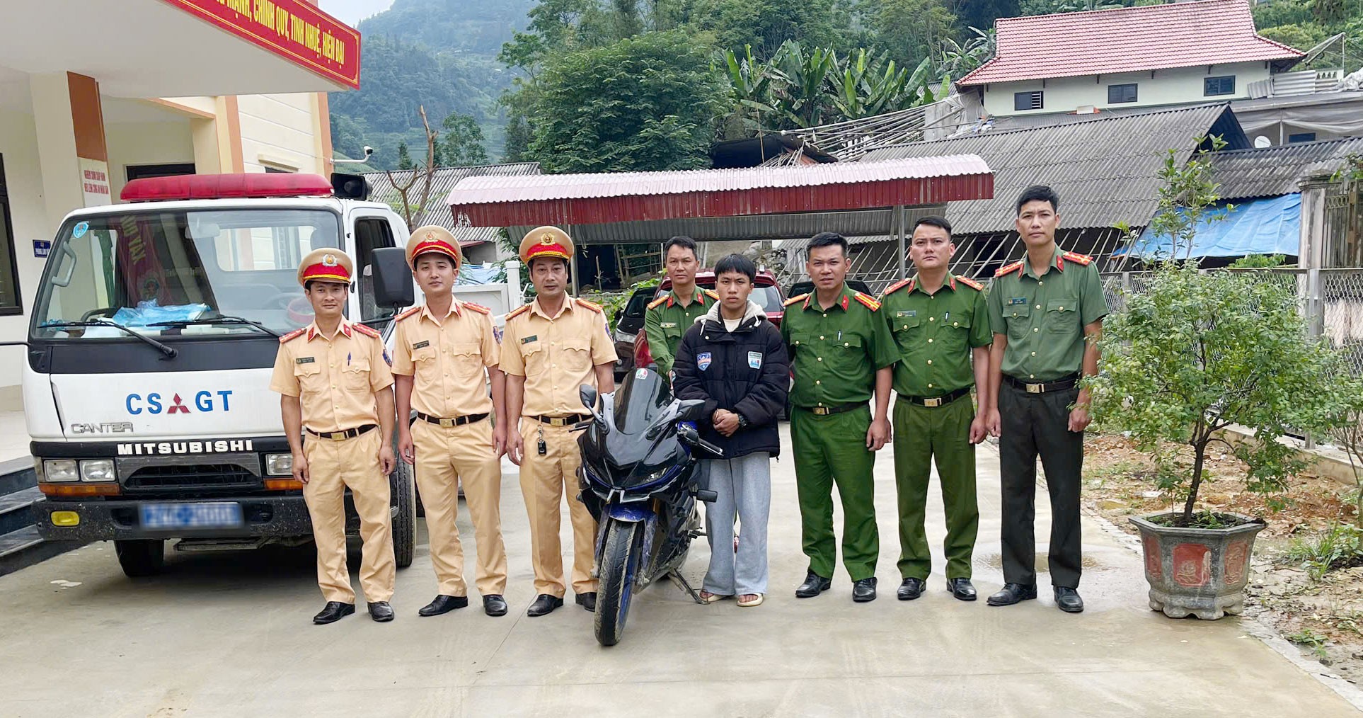 Doi tuong Ly Seo Tu bi bat giu cung tang vat vu an. 3456