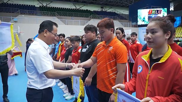 Khai mạc Giải Cử tạ trẻ Quốc gia 2025 tại Lào Cai: Gần 300 vận động viên tham gia tranh tài 2 Đồng chí Hoàng Quốc Khánh, Ủy viên Ban Thường vụ Tỉnh ủy, Phó Chủ tịch Thường trực UBND tỉnh trao cờ lưu niệm cho các đoàn. (Ảnh THLC)