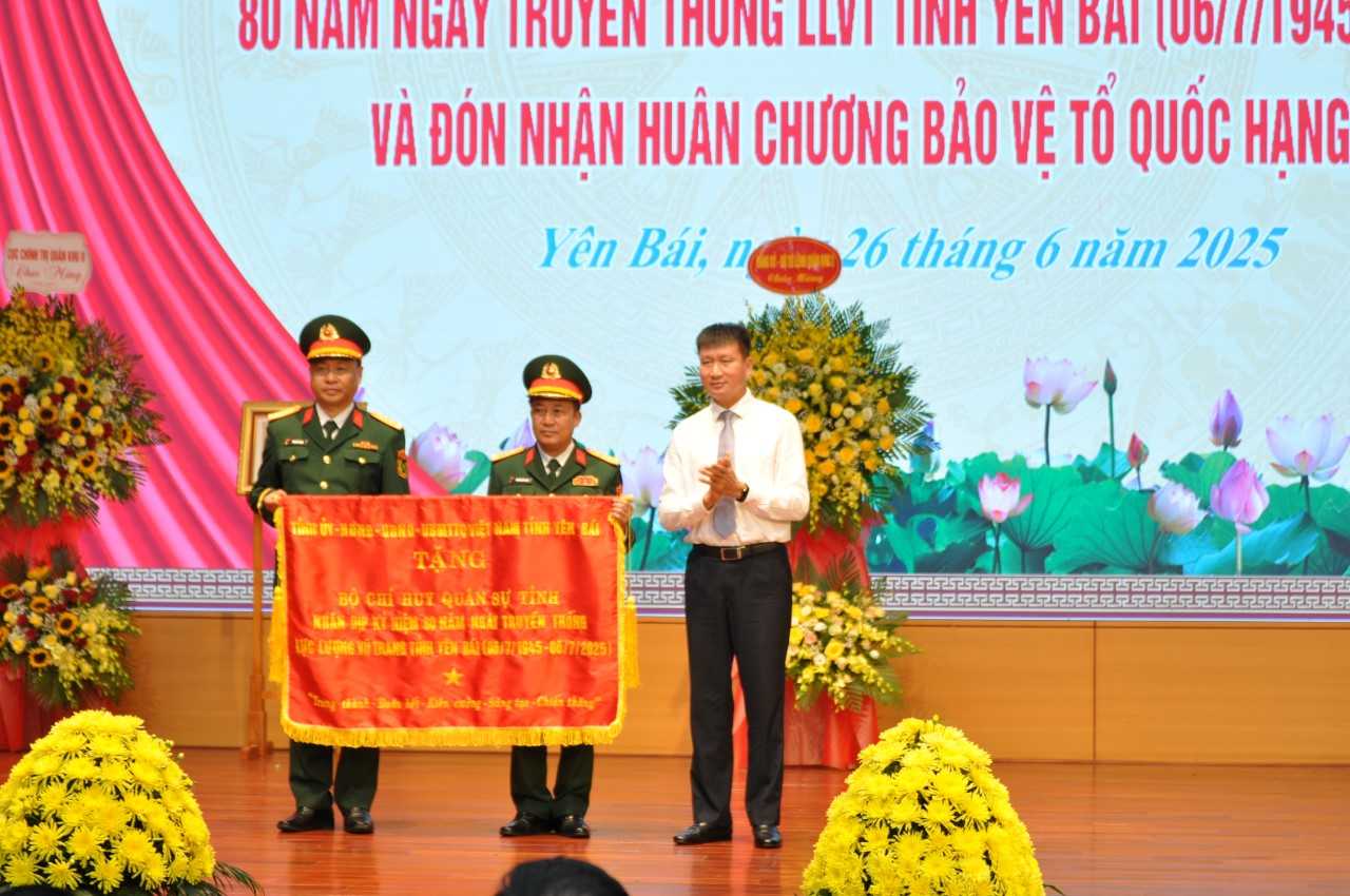 Yên Bái long trọng kỷ niệm 80 năm truyền thống lực lượng vũ trang tỉnh và đón nhận Huân chương Bảo vệ Tổ quốc hạng Nhất 1 Đồng chí Trần Huy Tuấn - Bí thư Tỉnh ủy, Bí thư Đảng ủy Quân sự tỉnh Tặng cờ thi đua cho LLVT tỉnh. (Ảnh Báo Yên Bái)