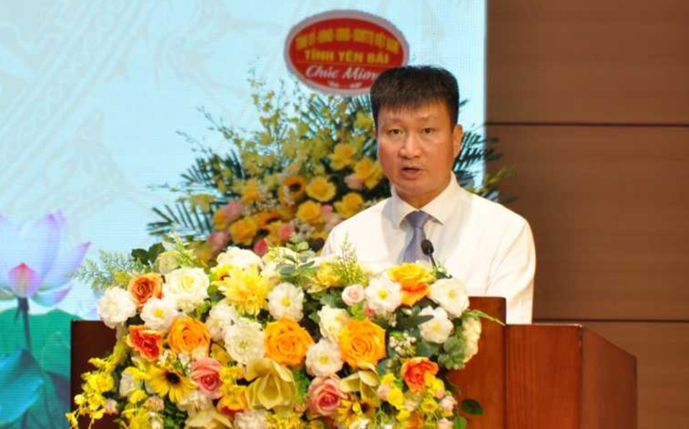 Yên Bái long trọng kỷ niệm 80 năm truyền thống lực lượng vũ trang tỉnh và đón nhận Huân chương Bảo vệ Tổ quốc hạng Nhất 2 Đồng chí Trần Huy Tuấn - Bí thư Tỉnh ủy, Bí thư Đảng ủy Quân sự tỉnh phát biểu ôn lại truyền thống 80 năm LLVT tỉnh. (Ảnh Báo Yên Bái)