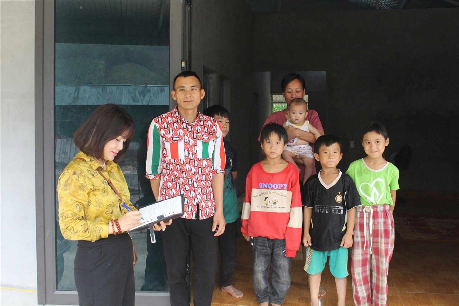 Gia dinh anh Ly Van Hong va chi Sung Thi Say xom Lien Phuong xa Van Lang chia se niem vui phan khoi khi duoc ve can nha moi voi phong vien Bao Dan toc va Phat trien 34556