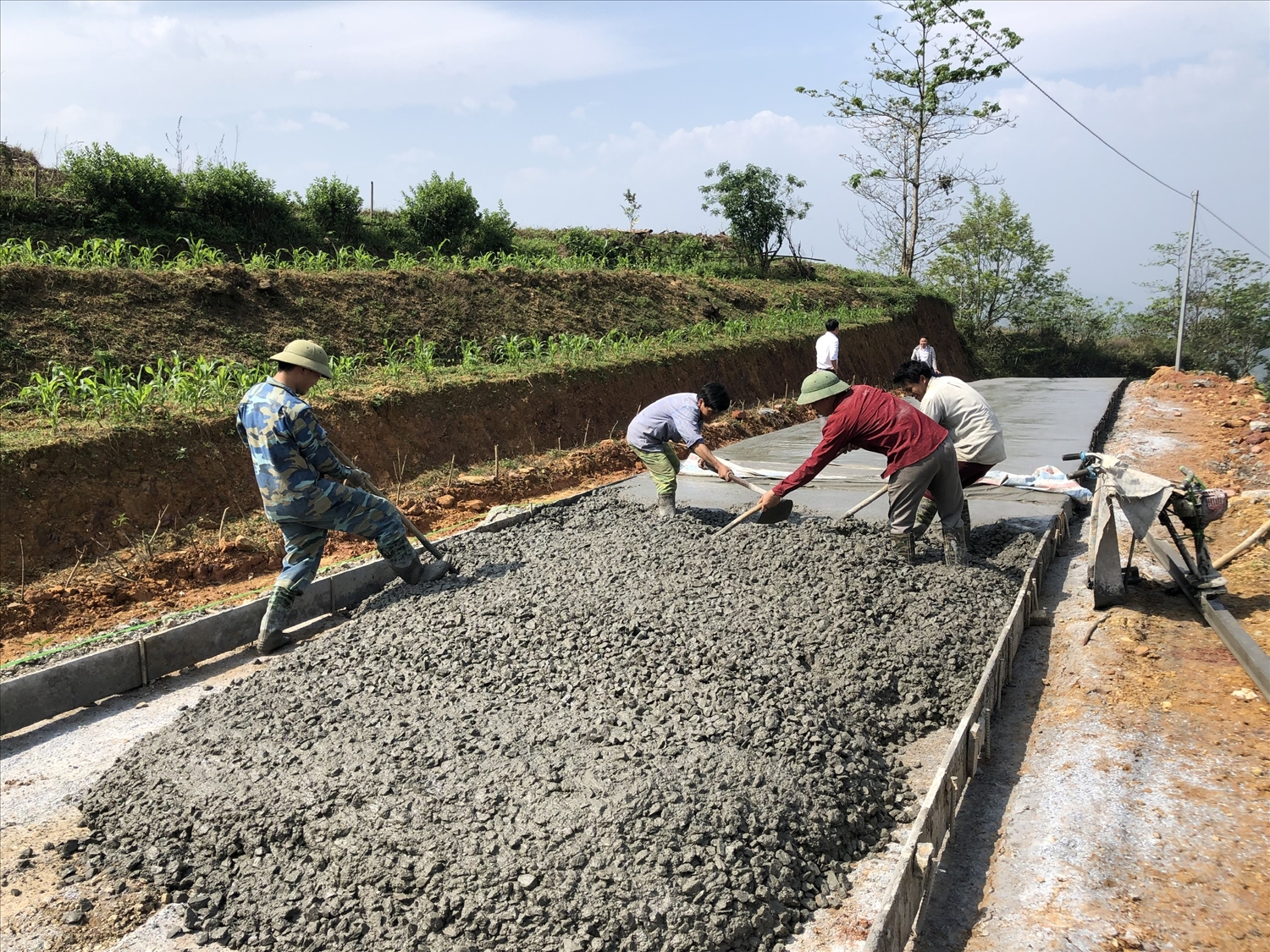 Tỷ lệ giảm nghèo trong đồng bào DTTS ở Lào Cai giai đoạn 2021 - 2025 bình quân đạt 6,63%/năm 3 Hạ tầng giao thông nông thôn được đầu tư, nâng cấp