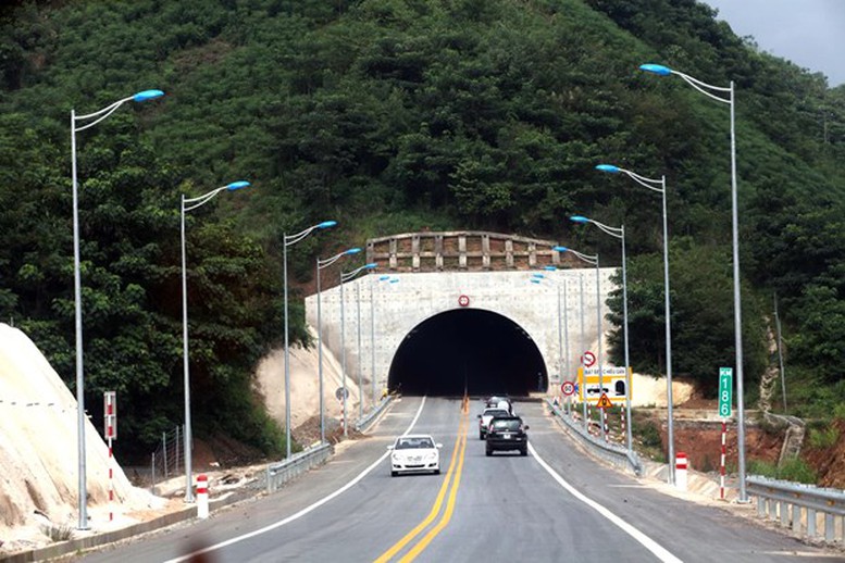 Ham xuyen nui dai 530m tren tuyen cao toc Noi Bai