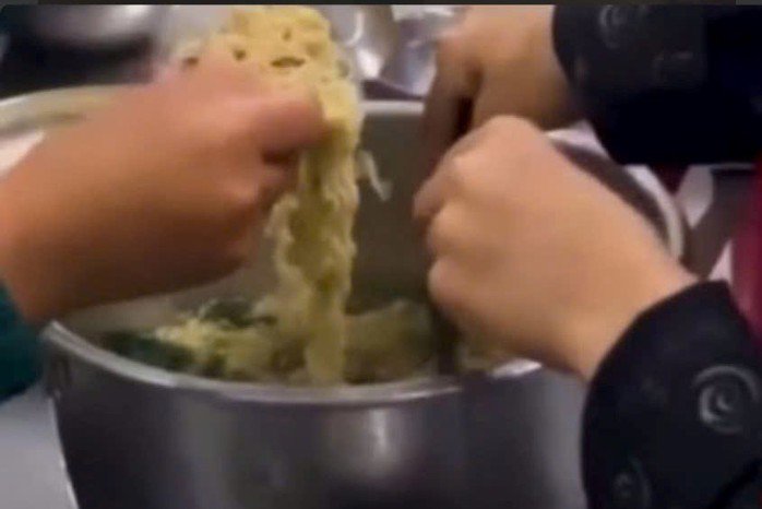Cập nhật mới vụ 11 học sinh chia nhau 2 gói mì tôm trong bữa ăn bán trú ở huyện Bắc Hà 2 Hình ảnh 11 em học sinh ăn 2 gói mì tôm chan với cơm gây xôn xao dư luận. Nguồn: Cắt từ clip VTV