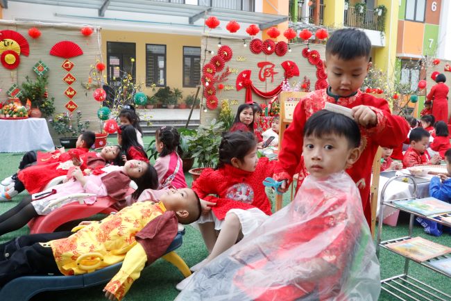 Trường Mầm non Y Can: Điểm sáng trong hành trình xây dựng “trường học hạnh phúc” tại Trấn Yên 2 Hoạt động trải nghiệm của trẻ (ảnh CTTĐT tỉnh Yên Bái)