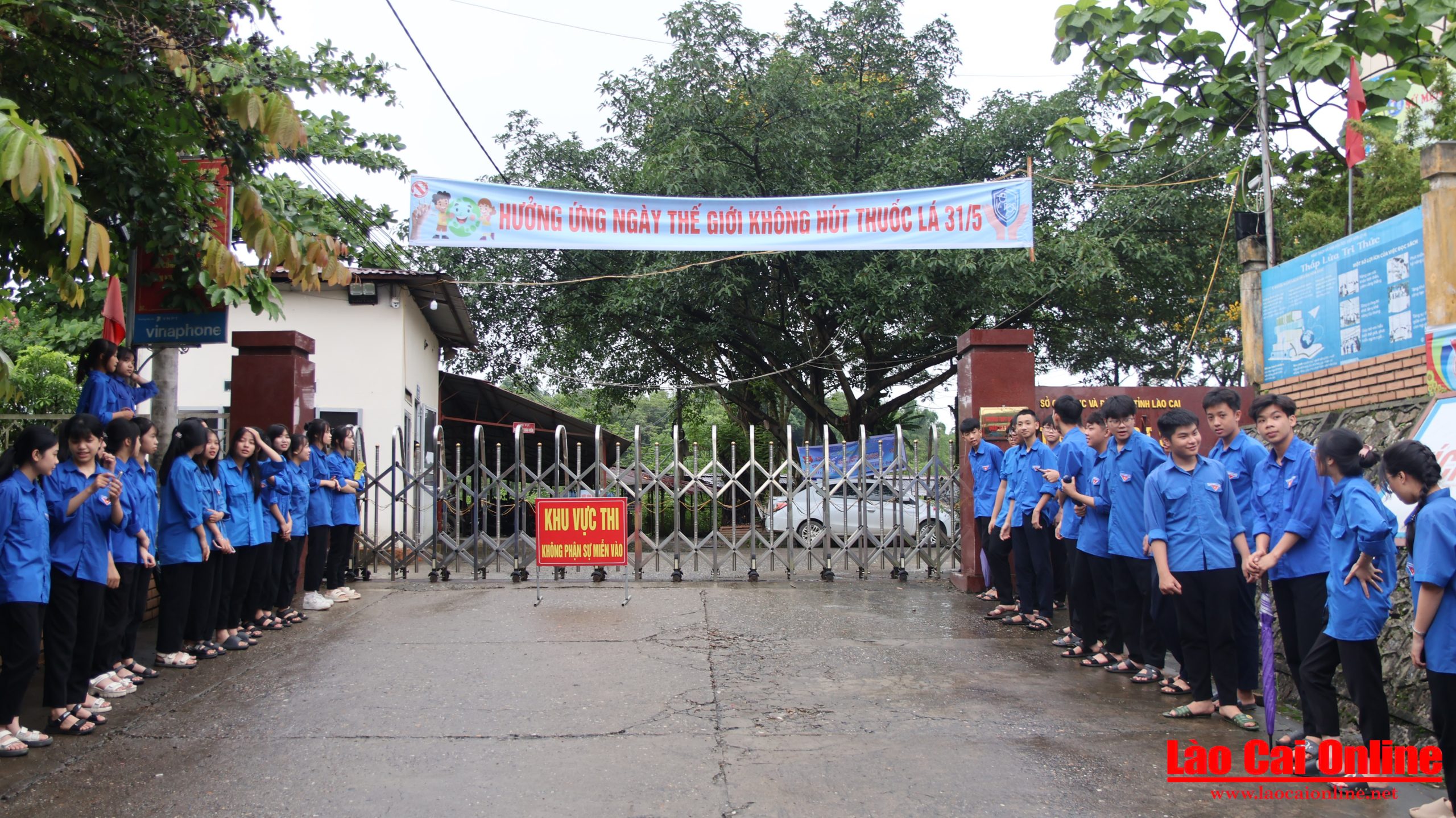 400 thí sinh bước vào kỳ thi tuyển sinh lớp 10 tại Trường THPT số 2 Bảo Thắng 1 Các tình nguyện viên có mặt từ sáng sớm, mặc đồng phục áo xanh, tích cực hỗ trợ thí sinh tại khu vực cổng trường. Họ hướng dẫn, đón tiếp và động viên tinh thần, góp phần tạo nên không khí thân thiện, chu đáo trong buổi thi đầu tiên của kỳ tuyển sinh lớp 10.