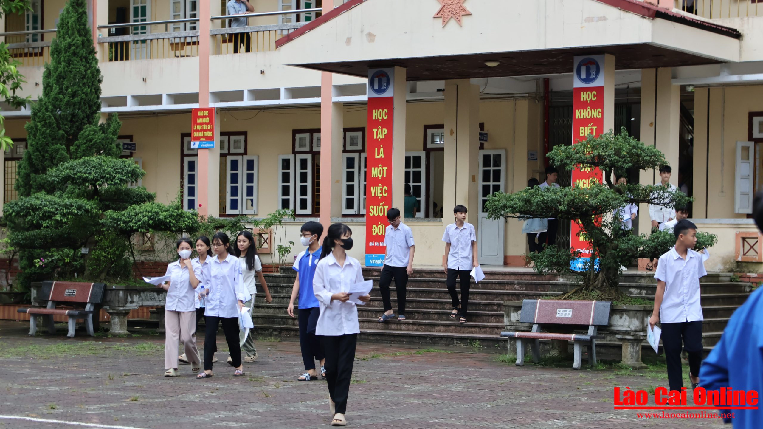 400 thí sinh bước vào kỳ thi tuyển sinh lớp 10 tại Trường THPT số 2 Bảo Thắng 2 Các thí sinh rời phòng thi với nét mặt rạng rỡ, nhiều em nở nụ cười tươi, trao đổi sôi nổi về đề thi. Không khí thoải mái, hài lòng hiện rõ sau phần thi đầu tiên, phản ánh tâm thế tự tin và sự chuẩn bị kỹ lưỡng trước kỳ tuyển sinh lớp 10.