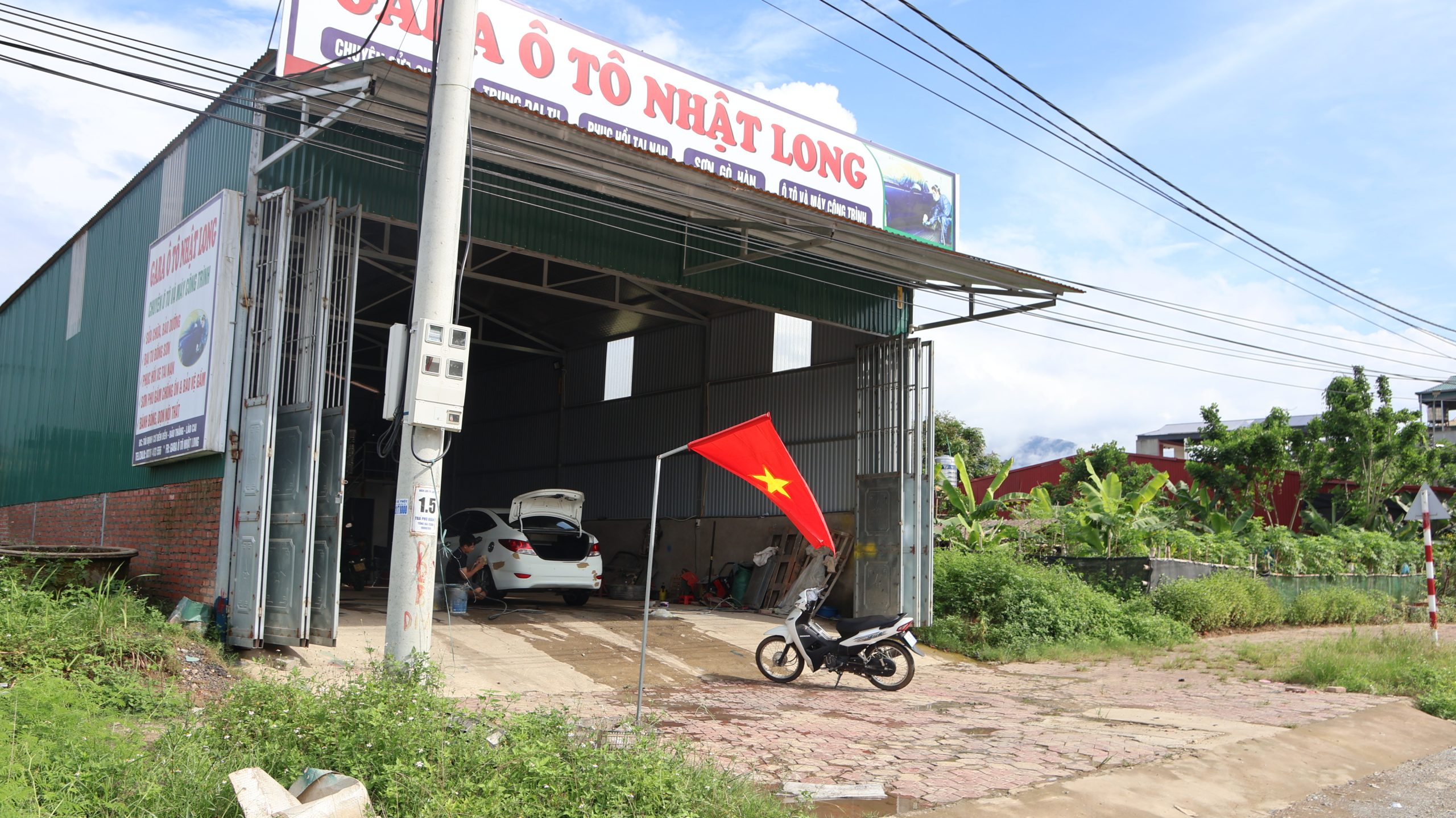 Xã Gia Phú rực rỡ cờ Tổ quốc, hưởng ứng ngày thành lập tỉnh Lào Cai mới 3 Anh Long, chủ gara ô tô Nhật Long, bày tỏ niềm tự hào khi treo lá cờ Tổ quốc trước cửa xưởng, thể hiện tinh thần yêu nước và hưởng ứng phong trào chào mừng ngày thành lập tỉnh. Ảnh: Du Kỷ.