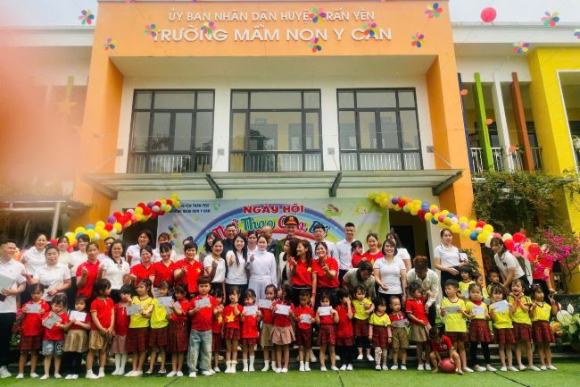 Trường Mầm non Y Can: Điểm sáng trong hành trình xây dựng “trường học hạnh phúc” tại Trấn Yên 4 Khen thưởng, động viên kịp thời của nhà trường đối với cô và trò (ảnh CTTĐT tỉnh Yên Bái )